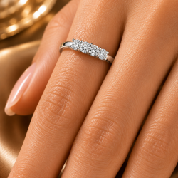 Pre Owned Platinum 5 Stone Diamond Ring ZB840
